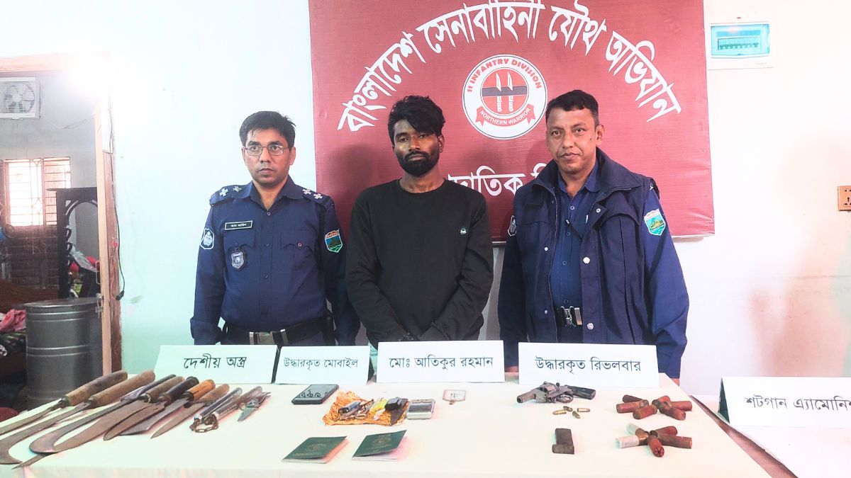 বগুড়ায় অভিযানে ‘নুরুজ্জামান বাহিনীর’ সদস্য গ্রেপ্তার. রিভলবার-মাদক উদ্ধার