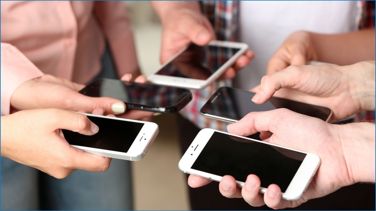 মোবাইল বাজারে অবৈধ হ্যান্ডসেটের রমরমা বাণিজ্য