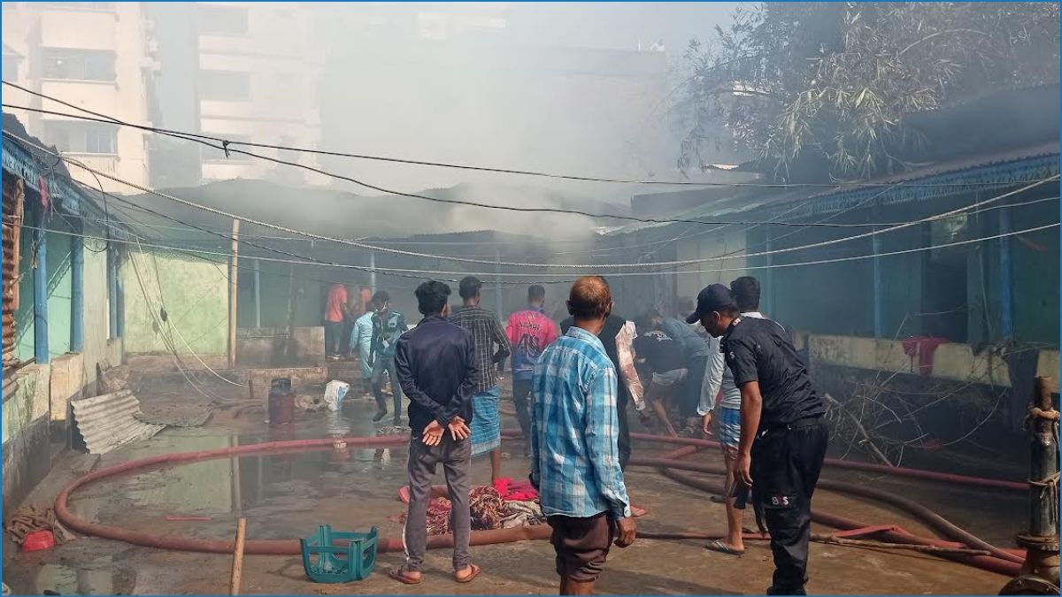 গাজীপুরে গ্যাস সিলিন্ডার বিস্ফোরণে পুড়ে ছাই ৪৫ ঘর, কোটি টাকার ক্ষতি