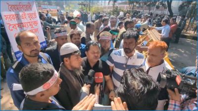 যমুনার সামনে থেকে সরলেন আন্দোলনরত সরকারি কর্মচারীরা