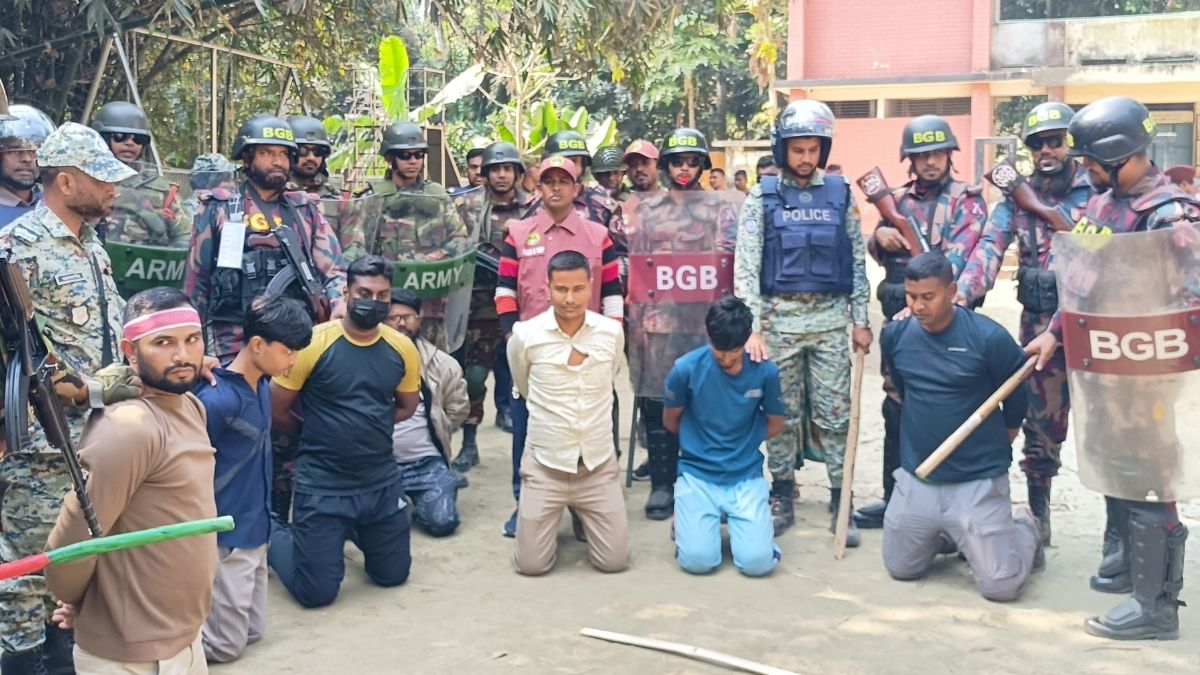 আলফাডাঙ্গায় নির্বাচনী কেন্দ্র দখলমুক্ত করার মহড়া