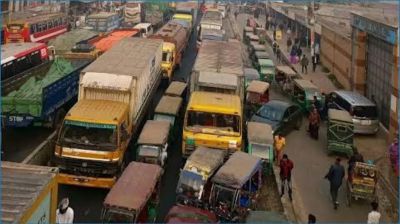 ঢাকা-টাঙ্গাইল মহাসড়কে যানবাহনের দীর্ঘ সারি, ঘরমুখো মানুষের ভিড়