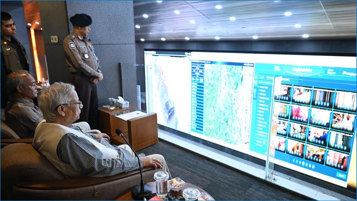 সারা দেশের ভোটের চিত্র পর্যবেক্ষণ করলেন প্রধান উপদেষ্টা