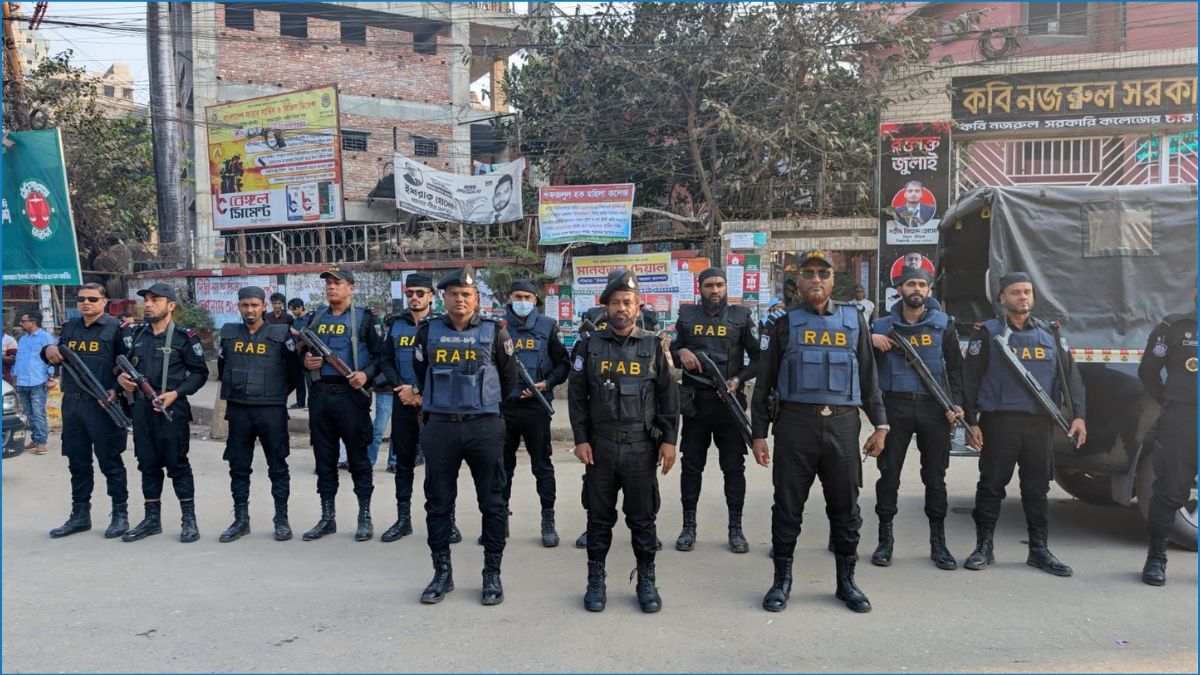 কড়া নিরাপত্তায় ভোট দিচ্ছেন ভোটাররা