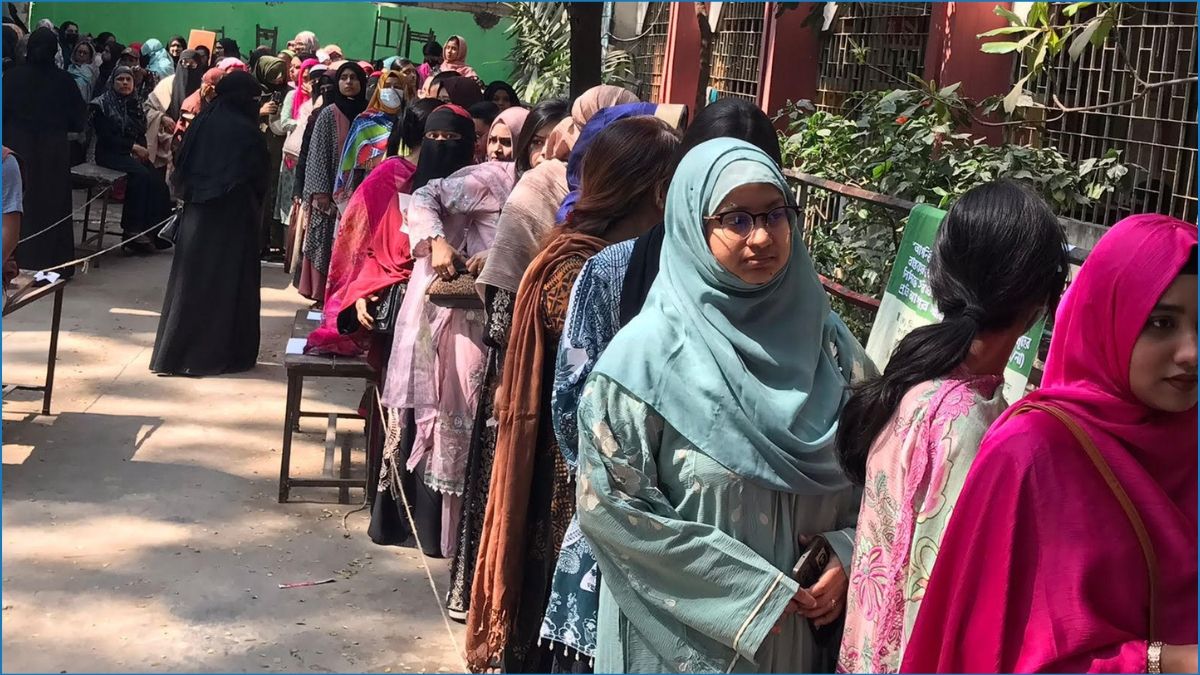 ভোট দিয়ে উচ্ছ্বসিত ঢাকা-৬ আসনের নারীরা