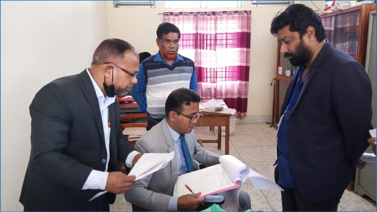 ফরিদপুরে ভোটকক্ষের ভেতরে টাকা বিতরণ, বিএনপির পোলিং এজেন্টকে জরিমানা