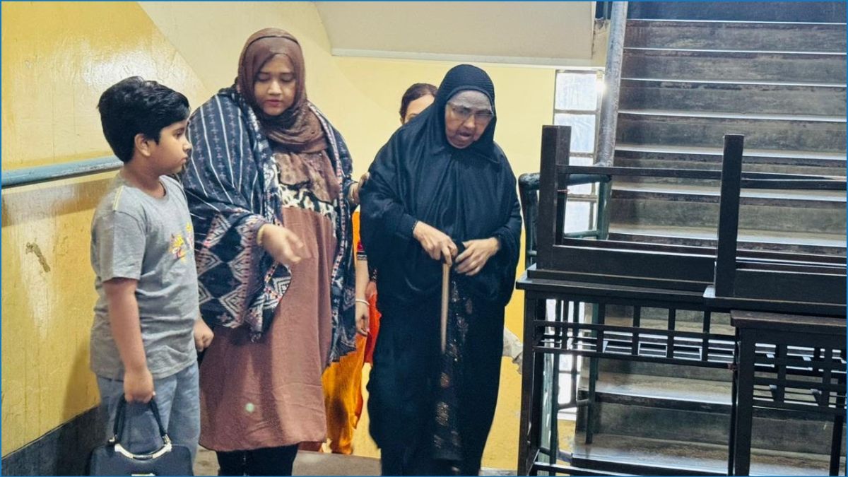 দেশকে দুর্নীতিমুক্ত করার প্রত্যাশায় ভোটকেন্দ্রে ৯০ বছরের মনোয়ারা