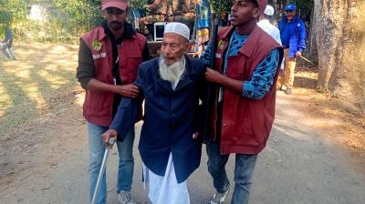 আনসার সদস্যদের কাঁধে চড়ে ভোট দিলেন বাবুগঞ্জের শতবর্ষী বৃদ্ধ