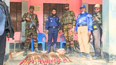 মেহেন্দিগঞ্জের ভোটকেন্দ্রের পাশ থেকে ২১টি রামদা উদ্ধার