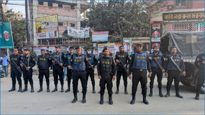 কড়া নিরাপত্তায় ভোট দিচ্ছেন ভোটাররা