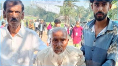 নাতিদের কাঁধে ভর দিয়ে ভোটকেন্দ্রে এলেন ১১০ বছরের বাজিত খাঁন
