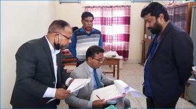 ফরিদপুরে ভোটকক্ষের ভেতরে টাকা বিতরণ, বিএনপির পোলিং এজেন্টকে জরিমানা