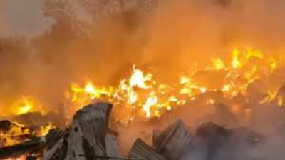 গাজীপুরের কোনাবাড়ীতে ঝুটের গুদামে আগুন