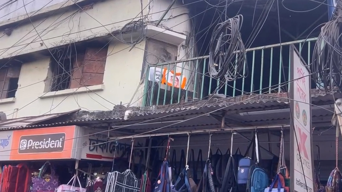 দেড় বছর পর খুলেছে খুলনা আওয়ামী লীগের কার্যালয়, হাসিনার প্রতিকৃতিতে মাল্যদান