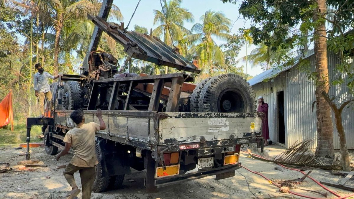 সোনাগাজীতে যুবদল নেতার বাড়ি থেকে চোরাই ট্রাকের খন্ডাংশ উদ্ধার