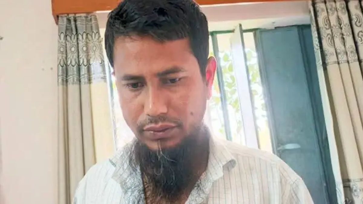 আড়াইহাজারে ছাত্রীকে ধর্ষণের অভিযোগে শিক্ষককে পুলিশে সোপর্দ