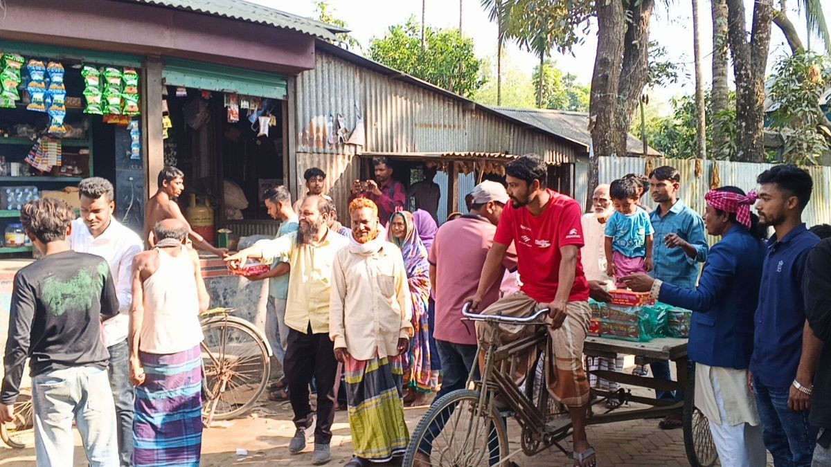 মানিকগঞ্জের আফরোজা খানম মন্ত্রী হওয়ায় ভ্যানে করে বাড়ি বাড়ি মিষ্টি বিতরণ