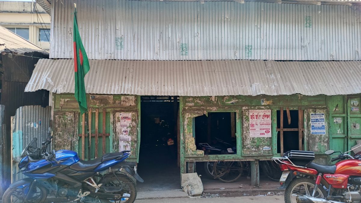 বরগুনায় কার্যক্রম নিষিদ্ধ আওয়ামী লীগের কার্যালয়ে জাতীয় পতাকা উত্তোলন