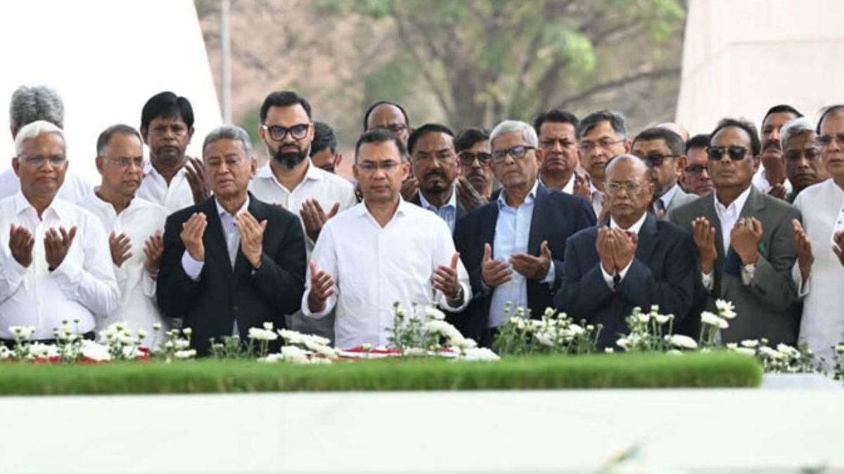 জিয়া-খালেদার সমাধিতে প্রধানমন্ত্রীর শ্রদ্ধা