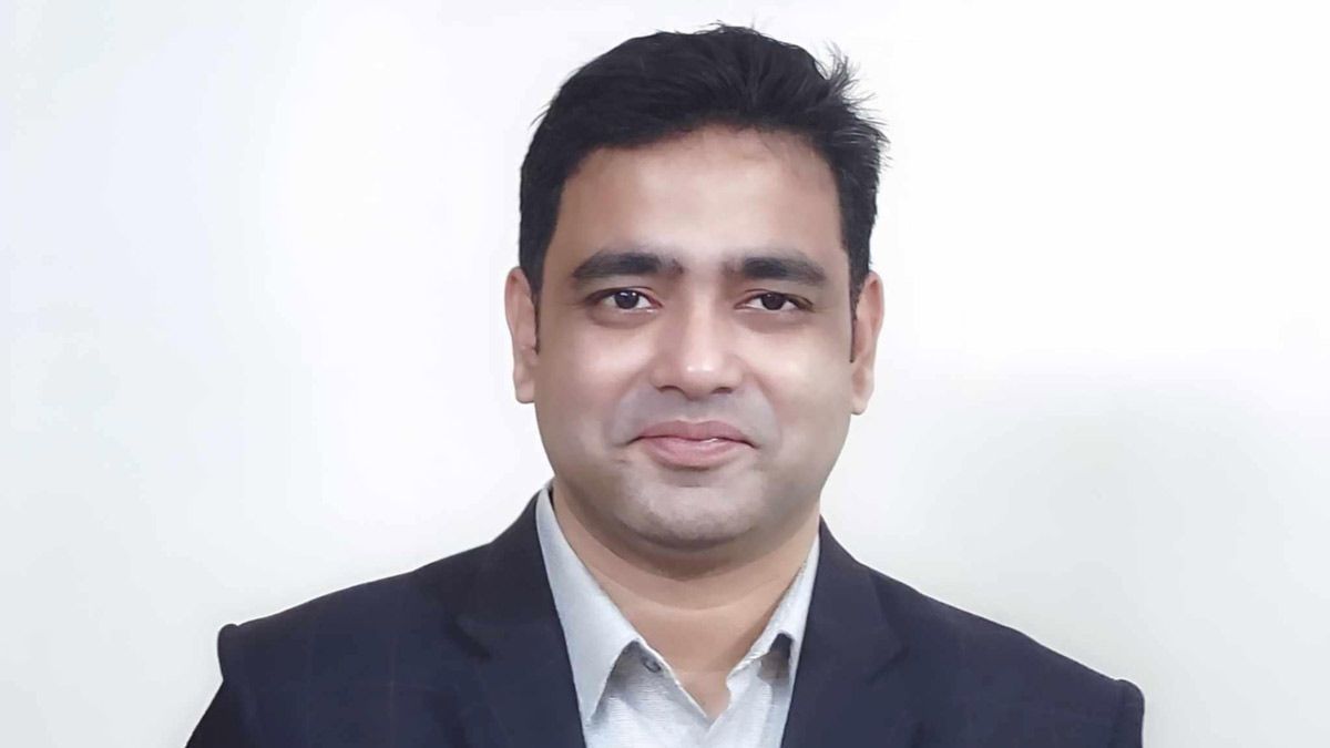 যেখানে মেধার চেয়ে চাটুকারিতা গুরুত্ব পায়