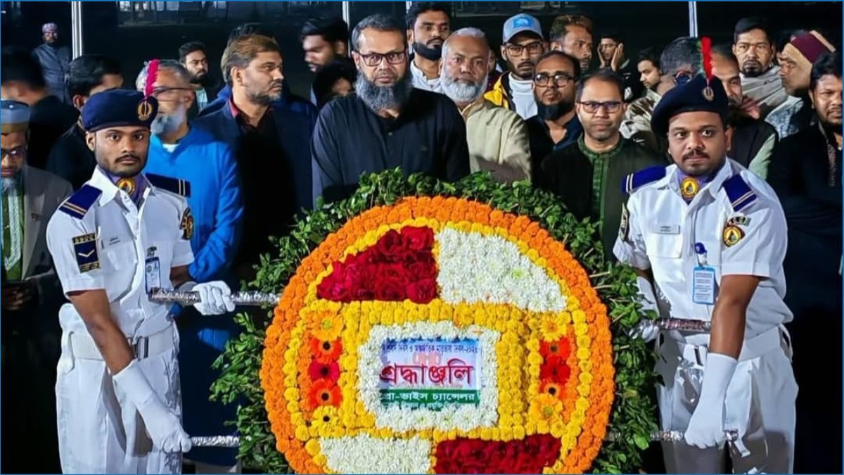 শহীদ মিনারে পবিপ্রবি সাংবাদিক সমিতির শ্রদ্ধা