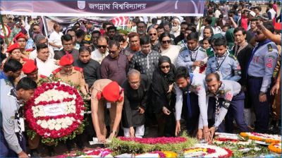 ভাষা শহীদদের স্মরণে কেন্দ্রীয় শহীদ মিনারে জবির শ্রদ্ধাঞ্জলি