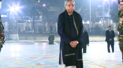 প্রথম প্রহরে শহীদ মিনারে রাষ্ট্রপতির শ্রদ্ধা
