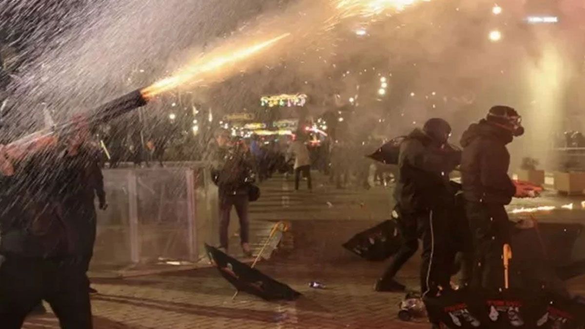 এবার সরকার পতনের দাবিতে উত্তাল আলবেনিয়া