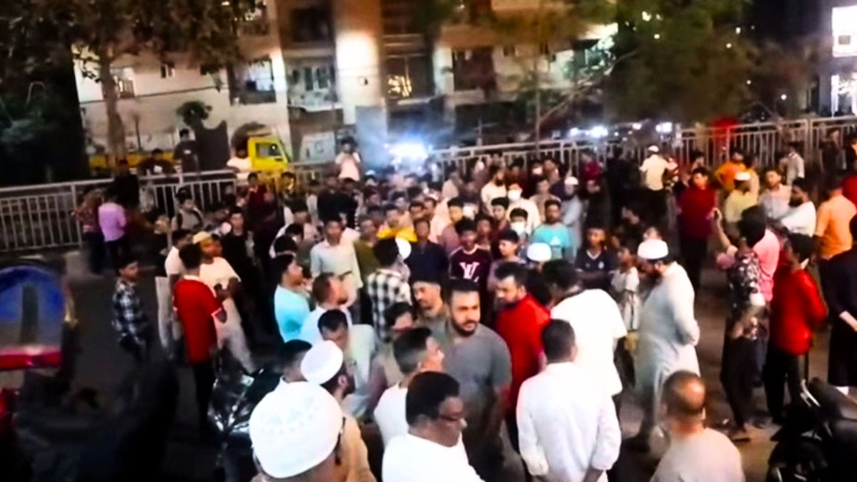 চাঁদাবাজি ও গণছিনতাই বন্ধের দাবিতে আদাবর থানা ঘেরাও