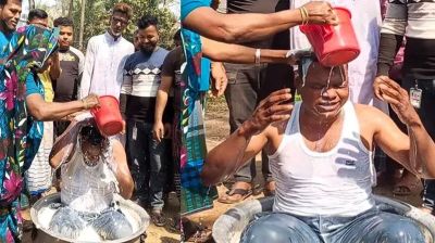 দুধ দিয়ে গোসল করে জুয়া ছাড়লেন যুবক