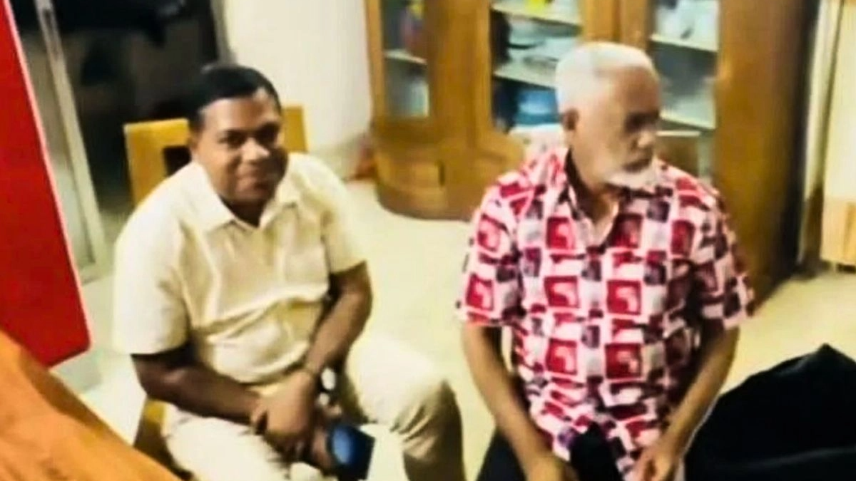 জামিনে মুক্ত আ.লীগ নেতার বাসায় মিষ্টি নিয়ে গেলেন বিএনপি নেতা, সমালোচনার ঝড়