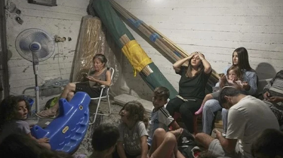 ইরানের হামলায় বাংকারে আশ্রয় নিচ্ছে ইসরায়েলিরা