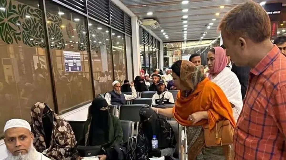 বিমানবন্দরে মধ্যপ্রাচ্যগামী যাত্রীদের দেখতে গেলেন বিমানমন্ত্রী