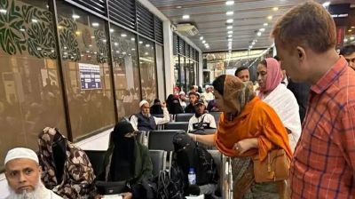 বিমানবন্দরে মধ্যপ্রাচ্যগামী যাত্রীদের দেখতে গেলেন বিমানমন্ত্রী