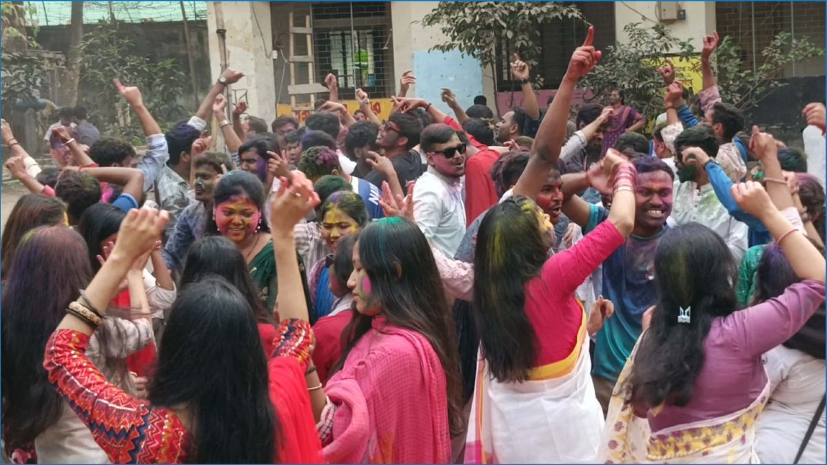 দোলপূর্ণিমার রঙে রঙিন জবি ক্যাম্পাস