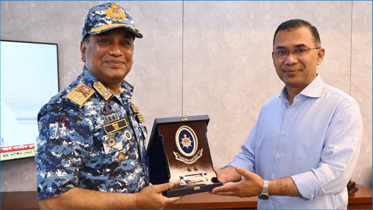 প্রধানমন্ত্রীর সঙ্গে কোস্টগার্ড মহাপরিচালকের সাক্ষাৎ