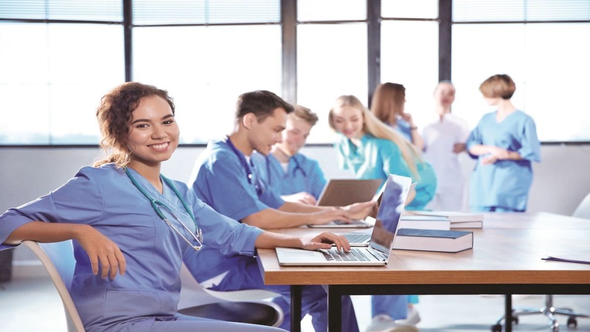 যুক্তরাষ্ট্রে বাংলাদেশি চিকিৎসকদের ক্যারিয়ার গড়ার পথ