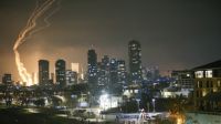 ইসরায়েলের তেল আবিবে বড় ধরনের ক্ষেপণাস্ত্র হামলা চালিয়েছে ইরান