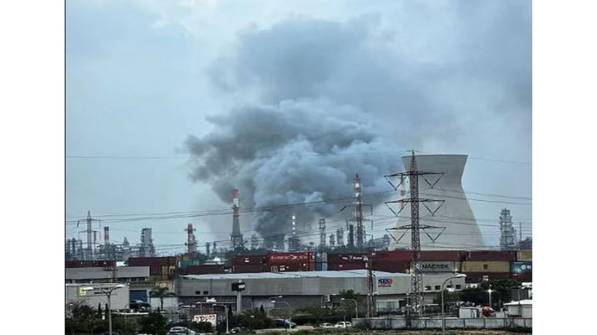 ইরানের ক্ষেপণাস্ত্র হামলায় ইসরায়েলের তেল শোধনাগারে আগুন