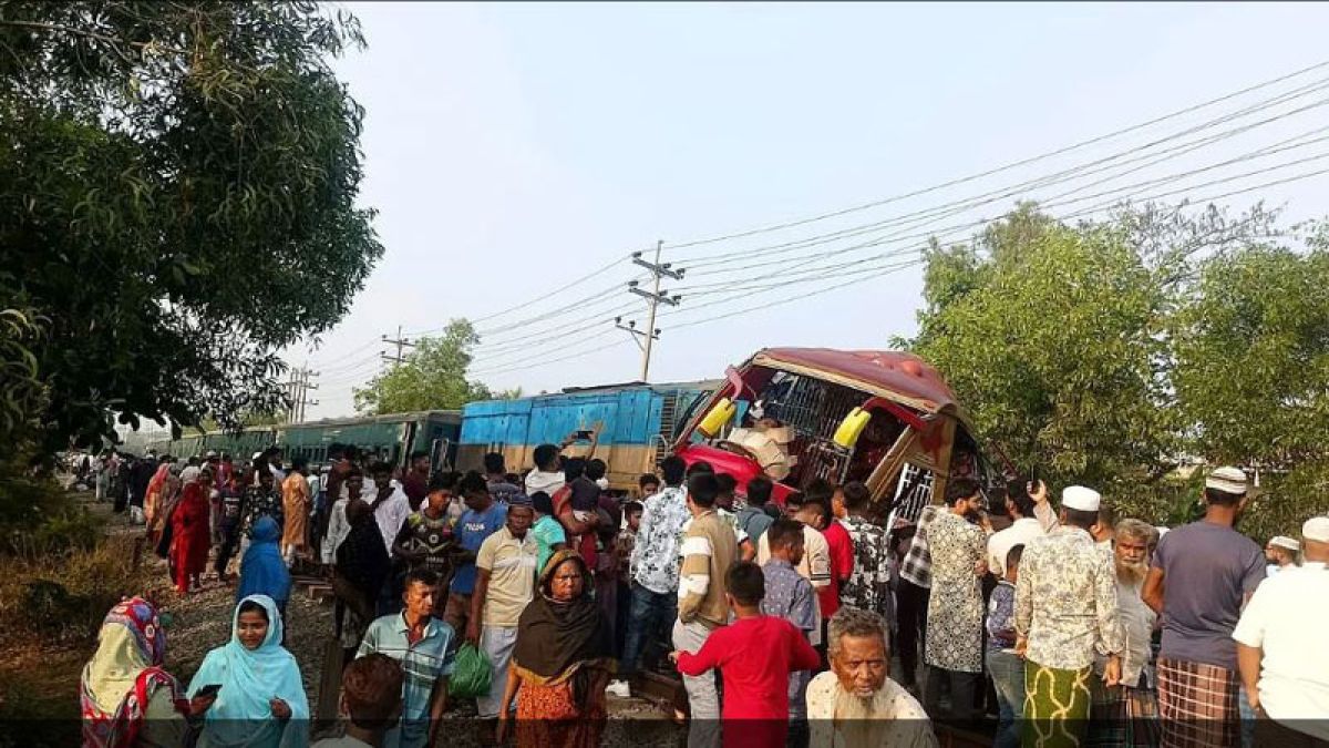 কুমিল্লায় ভয়াবহ ট্রেন-বাস সংঘর্ষ, নিহত ১২