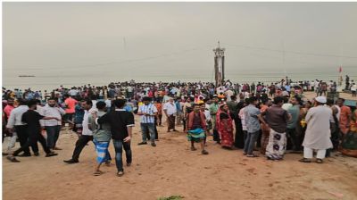 দৌলতদিয়া ফেরিঘাটে পদ্মায় ডুবল বাস, বহু হতাহতের আশঙ্কা