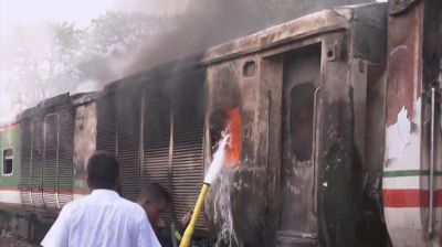 চট্টগ্রামে চট্টলা এক্সপ্রেস ট্রেনে আগুন, অল্পের জন্য বড় দুর্ঘটনা এড়ানো