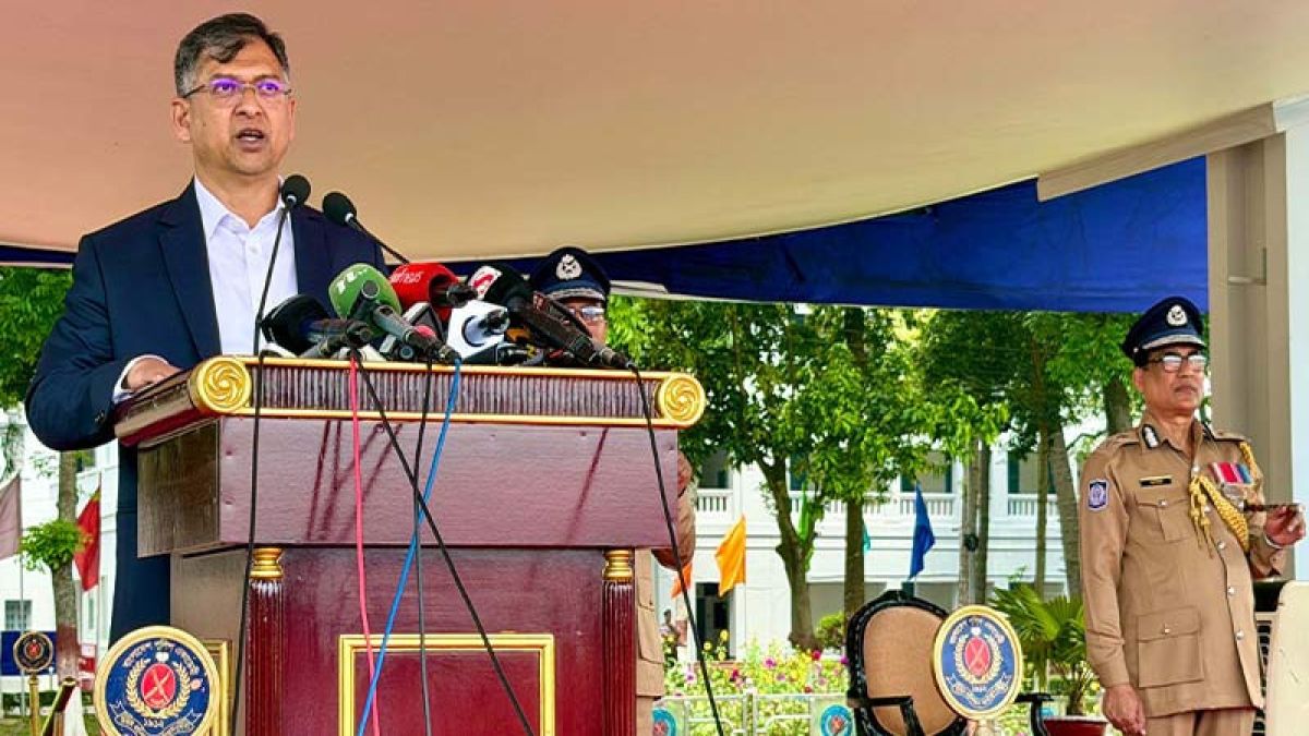 বর্তমান পোশাকে পুলিশ সদস্যরা সন্তুষ্ট নয়: স্বরাষ্ট্রমন্ত্রী