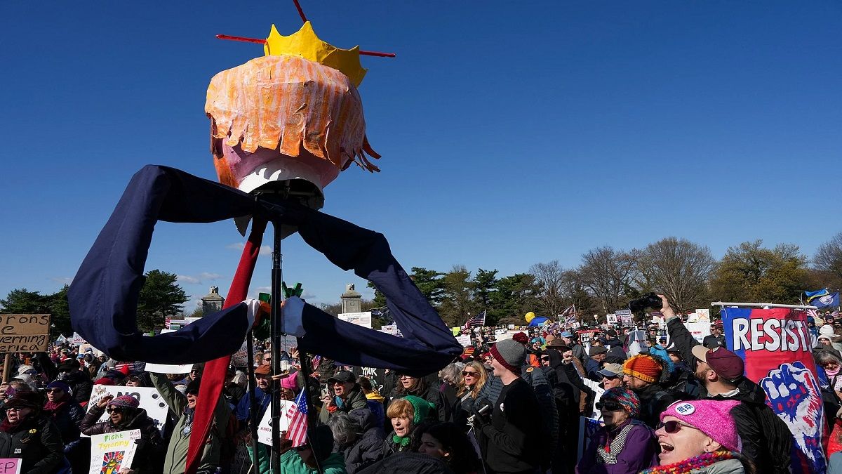 যুক্তরাষ্ট্রে ট্রাম্পবিরোধী বিক্ষোভ করছে লাখ লাখ মানুষ