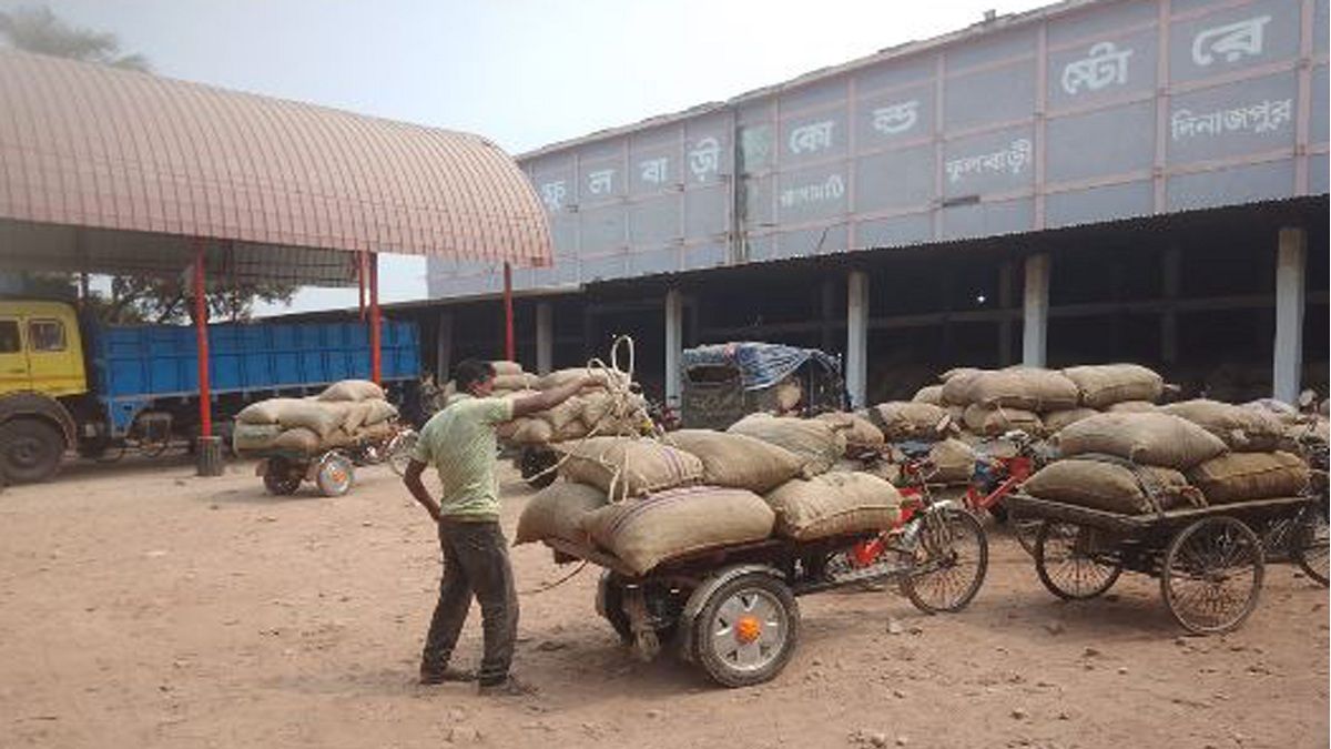ফুলবাড়ীর হিমাগারে আলু সংরক্ষণে  জায়গা নেই, বিপাকে কৃষক