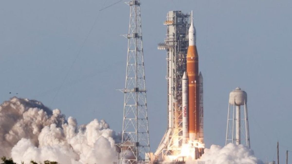 ৫৩ বছর পর চাঁদে নভোচারী পাঠিয়েছে যুক্তরাষ্ট্র