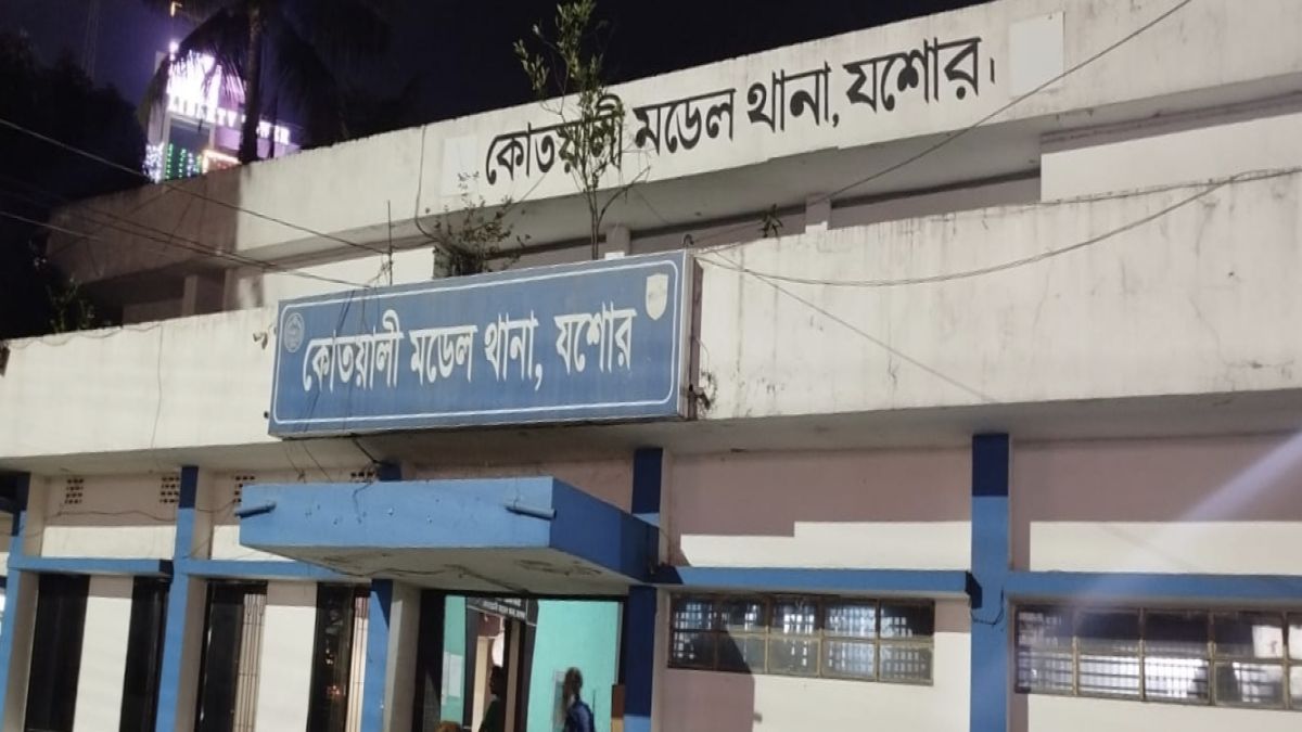 যশোর কোতোয়ালি থানার   পুরোনো ভবন ভাঙা শুরু