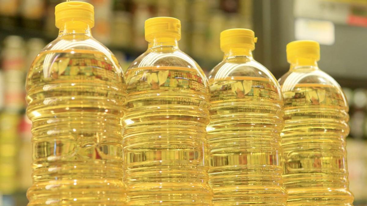 বোতলজাত সয়াবিনের তীব্র সংকট, খোলা তেলের কেজি ২১০ টাকা