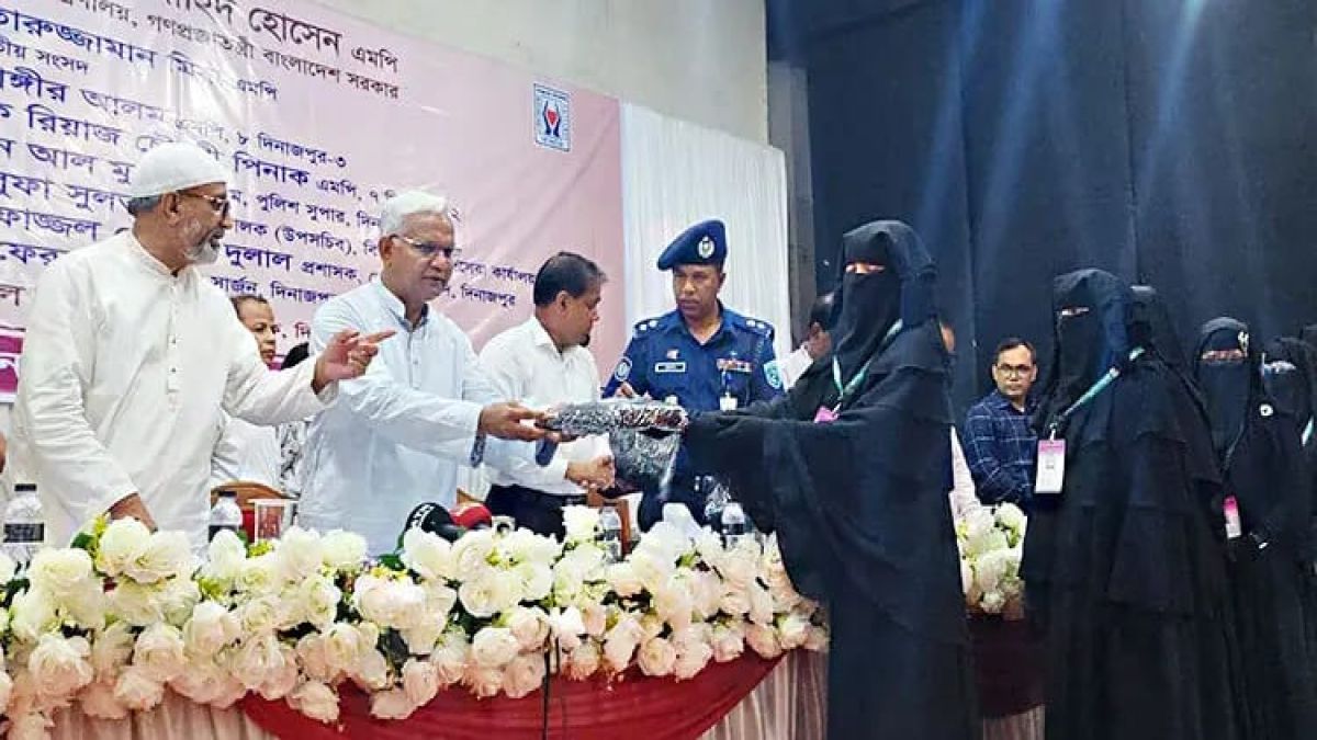 ফুলের বদলে জায়নামাজ ও গীতা বিতরণ