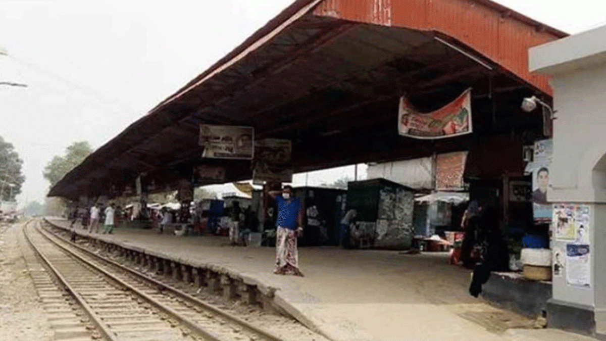 নওগাঁয় ট্রেন থেকে নামতে গিয়ে পুলিশ সদস্যের দুই পা বিচ্ছিন্ন